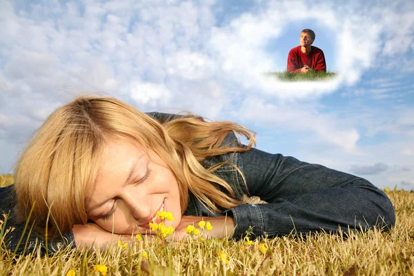 Молода жінка лежить на траві і хлопчик уві сні хмарний колаж — стокове фото