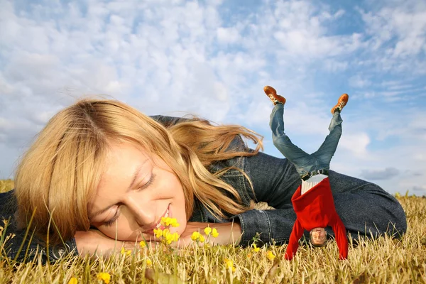 Joven mujer se encuentra en la hierba y en miniatura chico en manos collage —  Fotos de Stock
