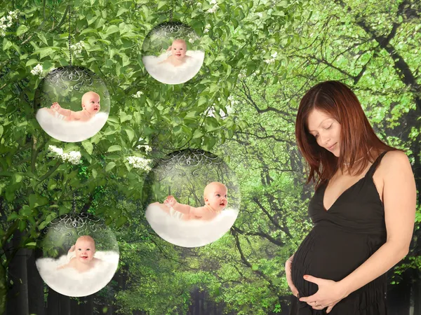 I en trädgård drömmar en blivande modern om spädbarn, collage — Stockfoto