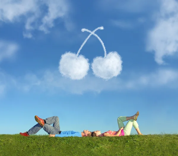 Paar liggen op gras en dromen cherry collage — Stockfoto