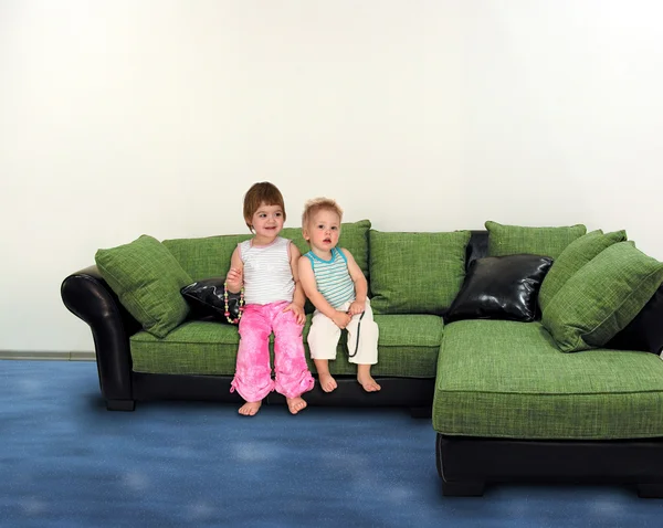 Kinder auf Sofa-Collage — Stockfoto