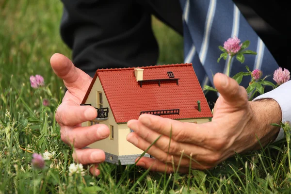 Holding casa em miniatura — Fotografia de Stock