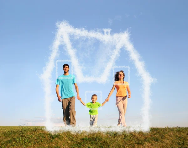 Aile ile çocuk ve rüya bulut ev kolaj yürüyüş — Stok fotoğraf