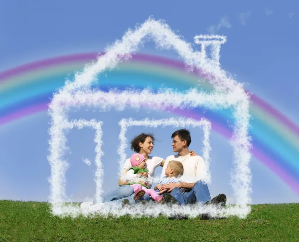 家四口坐在梦想的房子和彩虹拼贴画 — 图库照片