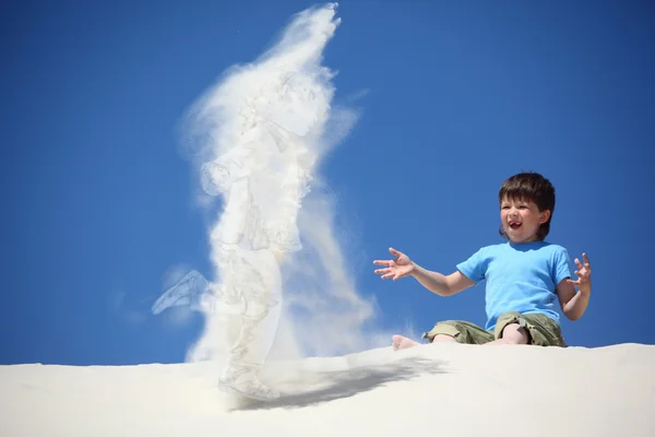 Мальчик сидит на песке и делает песок маленькая девочка, коллаж — стоковое фото