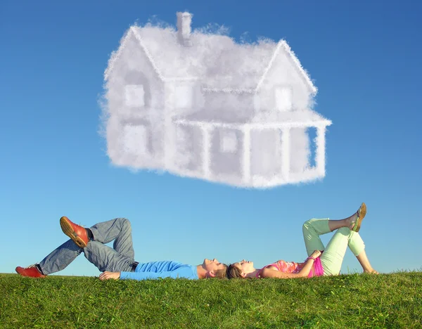 Para leżący na trawy i wymarzony dom collage — Zdjęcie stockowe