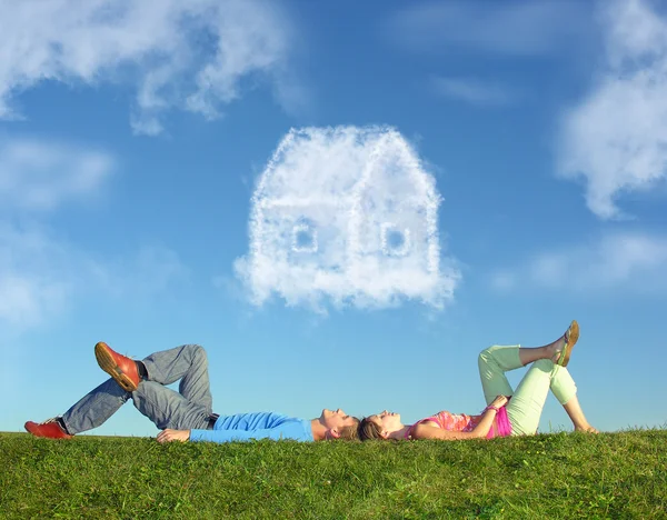 Liegendes Paar auf Gras und Traumhaus-Collage — Stockfoto