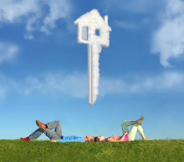 Sdraiato coppia su erba e sogno casa chiave collage — Foto Stock