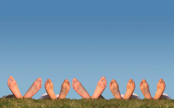 Mnoho nohy na trávě koláž — Stock fotografie