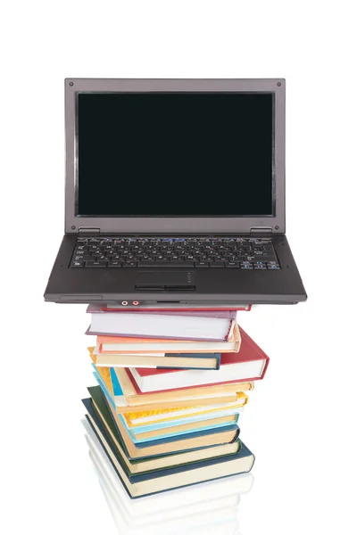 Computadora portátil sobre libros — Foto de Stock