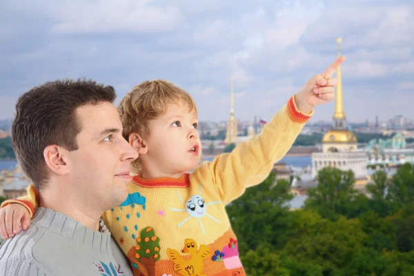 Padre con hijo en el centro histórico de San Petersburgo fondo c — Foto de Stock