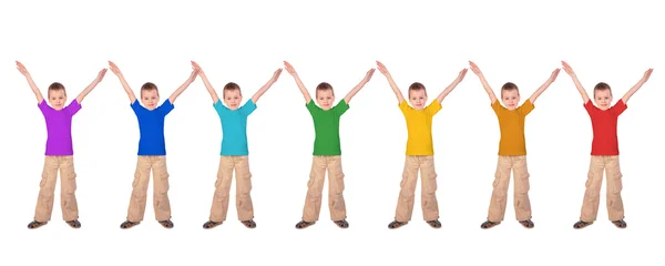 Muchos niños con camisas deportivas de color arco iris, collage — Foto de Stock