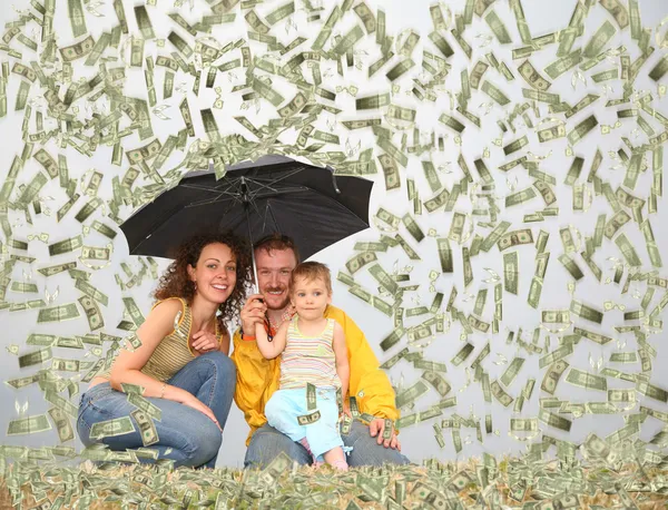 Familjen wih liten flicka med paraply under dollarn regn collage — Stockfoto