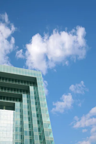 Fasade van modern gebouw en lucht — Stockfoto