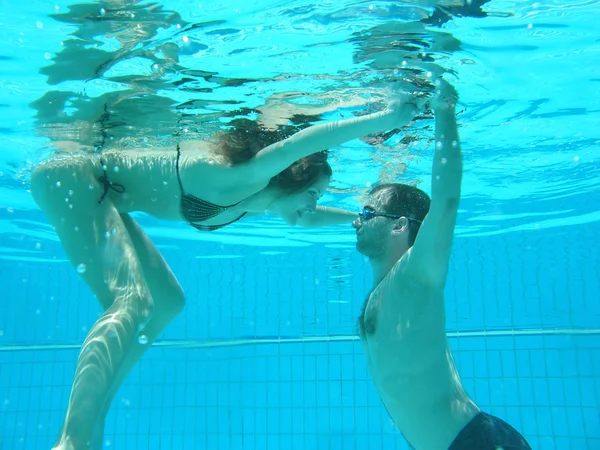 Muž ženy potápění — Stock fotografie
