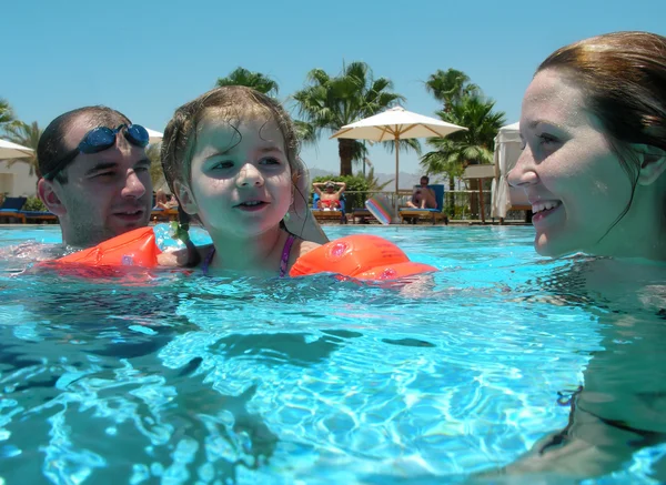Aile havuzu yüzme — Stok fotoğraf