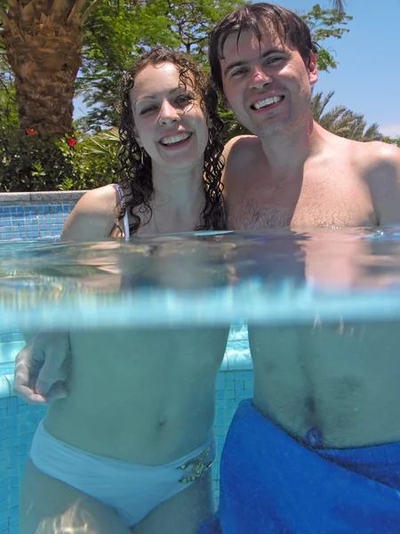 Uomo e donna in piscina — Foto Stock