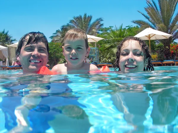 Familie Zwemmen pool — Stockfoto