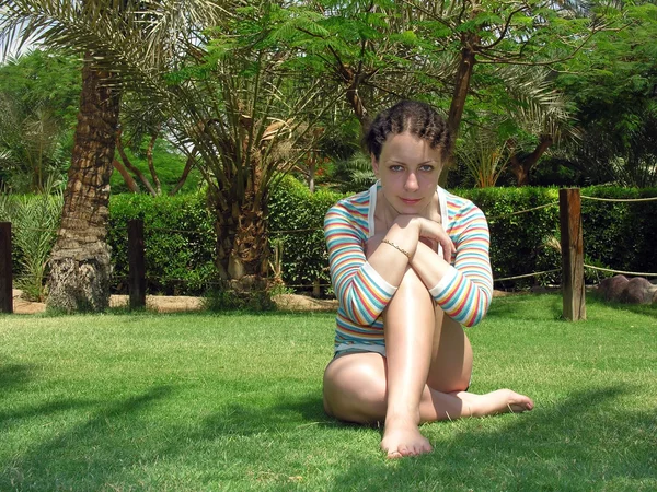 Donna seduta erba — Foto Stock