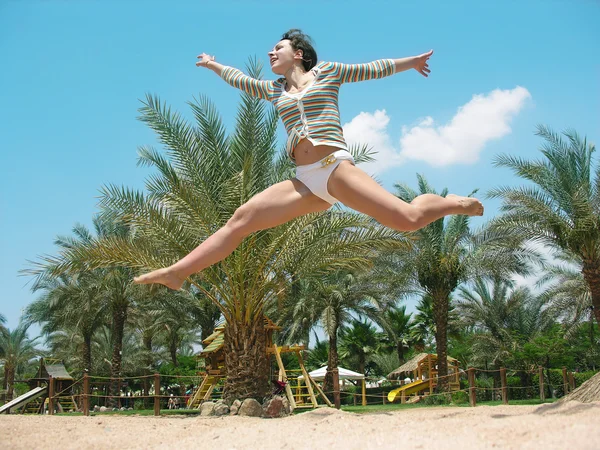Girl beach jumping — Stock Photo, Image