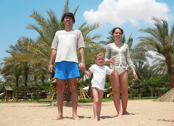 家族のビーチに立って — ストック写真
