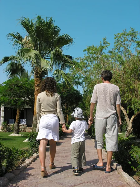 Familie lopen van de palm — Stockfoto
