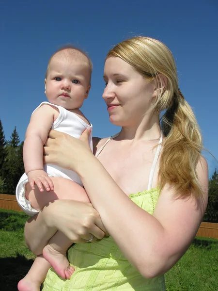 Zomer moeder met baby — Stockfoto