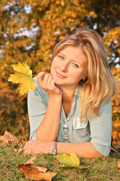 Modrooký blondýna s žlutý list — Stock fotografie