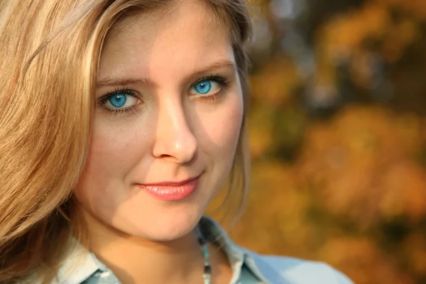 Mavi gözlü sarışın Close-Up — Stok fotoğraf