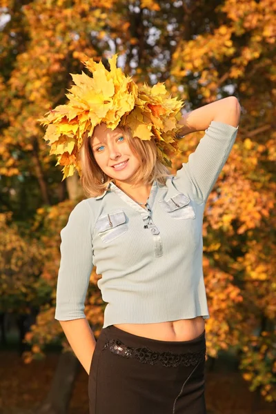 Blauäugige Blondine mit den gelben Blättern — Stockfoto