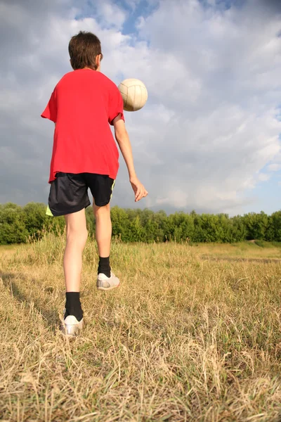 Jongen met bal op weide — Stockfoto
