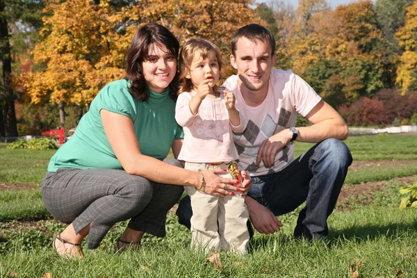 Family in the park in autumn — Stock Photo, Image