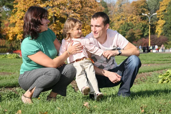 Family with girl in park — Stock Photo, Image