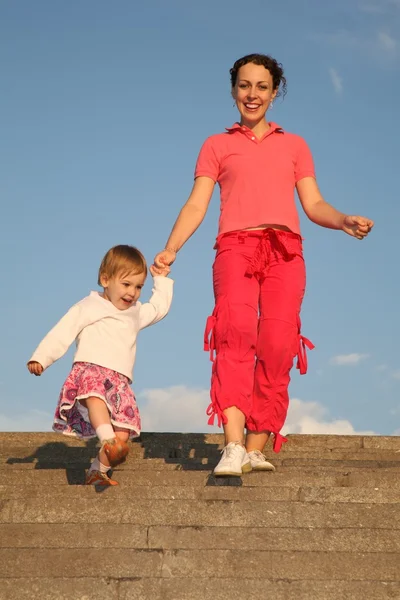 Matka s dcerou na kamenné žebřík — Stock fotografie