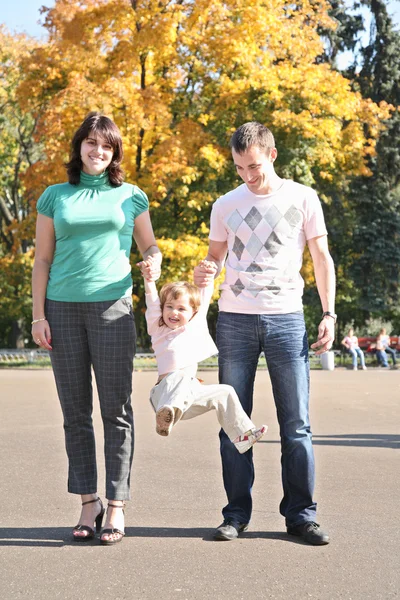 Rodina v parku na podzim 2 — Stock fotografie