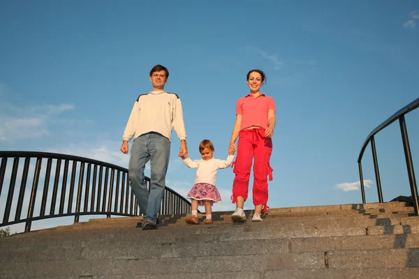Родители с дочерью на каменной лестнице — стоковое фото