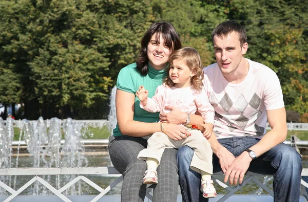 Familjen i parken vid fontän — Stockfoto