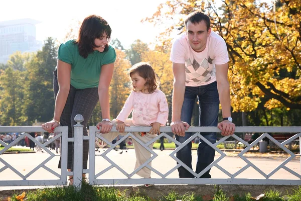 欄干で公園で家族 — ストック写真