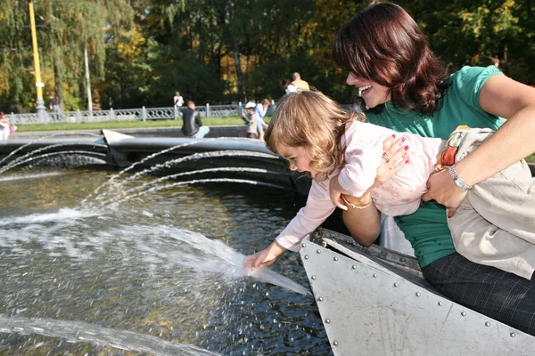 Madre con la figlia a fontana 2 — Foto Stock