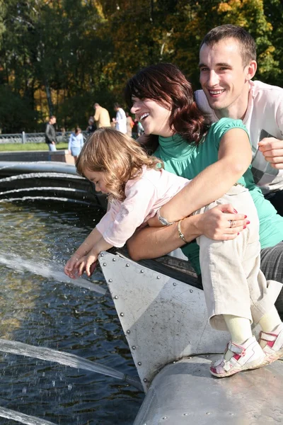 Famiglia alla fontana 2 — Foto Stock