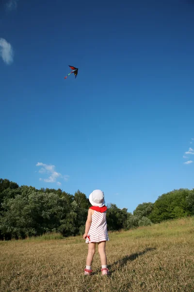 Meisje met kite — Stockfoto