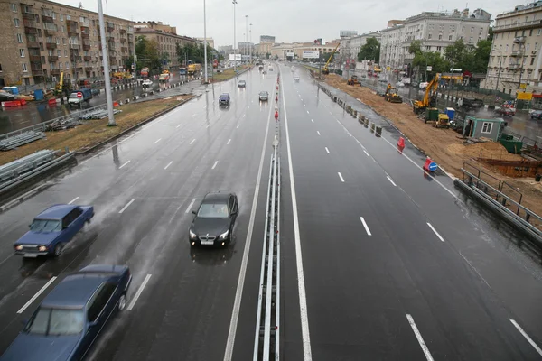 Городская улица в дождливый день — стоковое фото