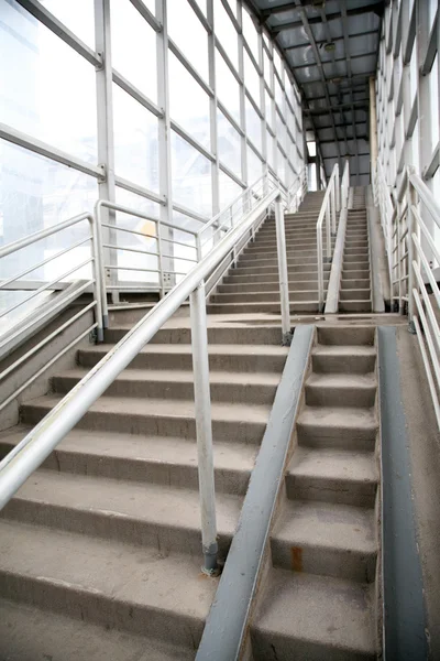 Городская лестница для пешеходов — стоковое фото