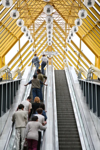 На эскалаторе пешеходного моста — стоковое фото