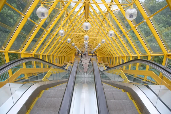 自动扶梯的人行天桥 — 图库照片