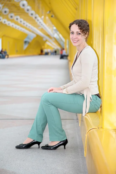 Młoda kobieta siedzi na most układania — Zdjęcie stockowe