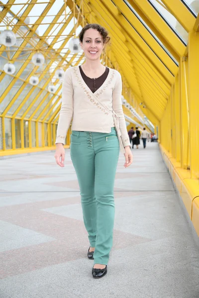 Mladá žena jde na most pro pěší — Stock fotografie