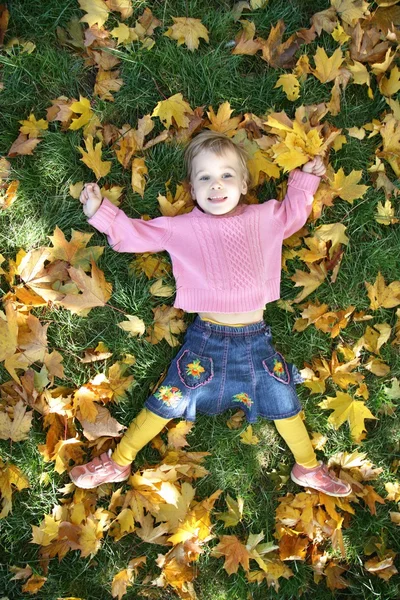 Dívka leží na trávě — Stock fotografie