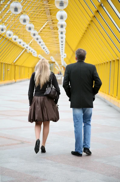 Couple on pedestrian bridge — Stock Photo, Image