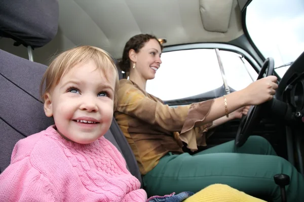 Child with mother in car — Stock Photo, Image